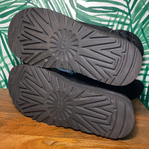 UGG 1018629 Constantine Black Short Sheepskin Boots Women’s 6 - Picture 8 of 9